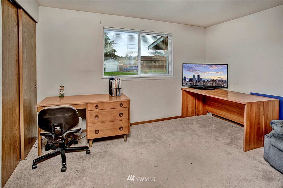 23431 12th Place West Bothell, WA 98021 - Photo 20 of 26 a room with furniture and window