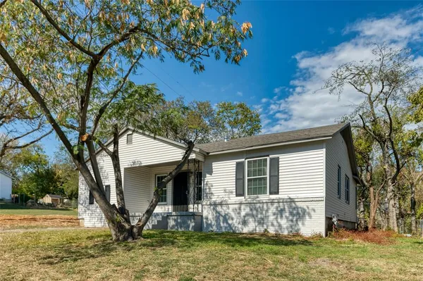 a view of house with a yard