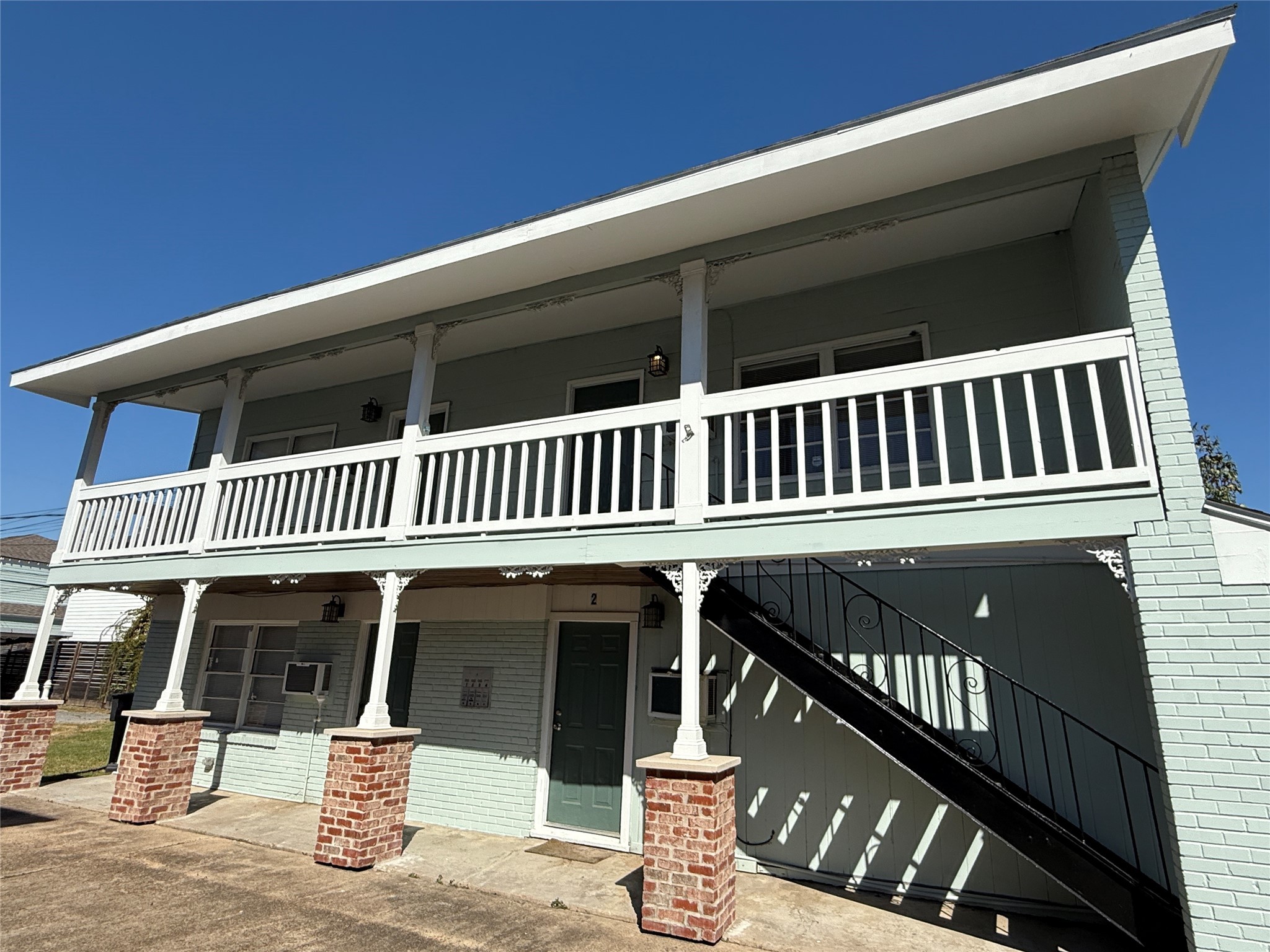 731 Columbia Street, Unit 1 Houston, TX 77007 - Photo 2 of 8 a view of a patio with a table and chairs