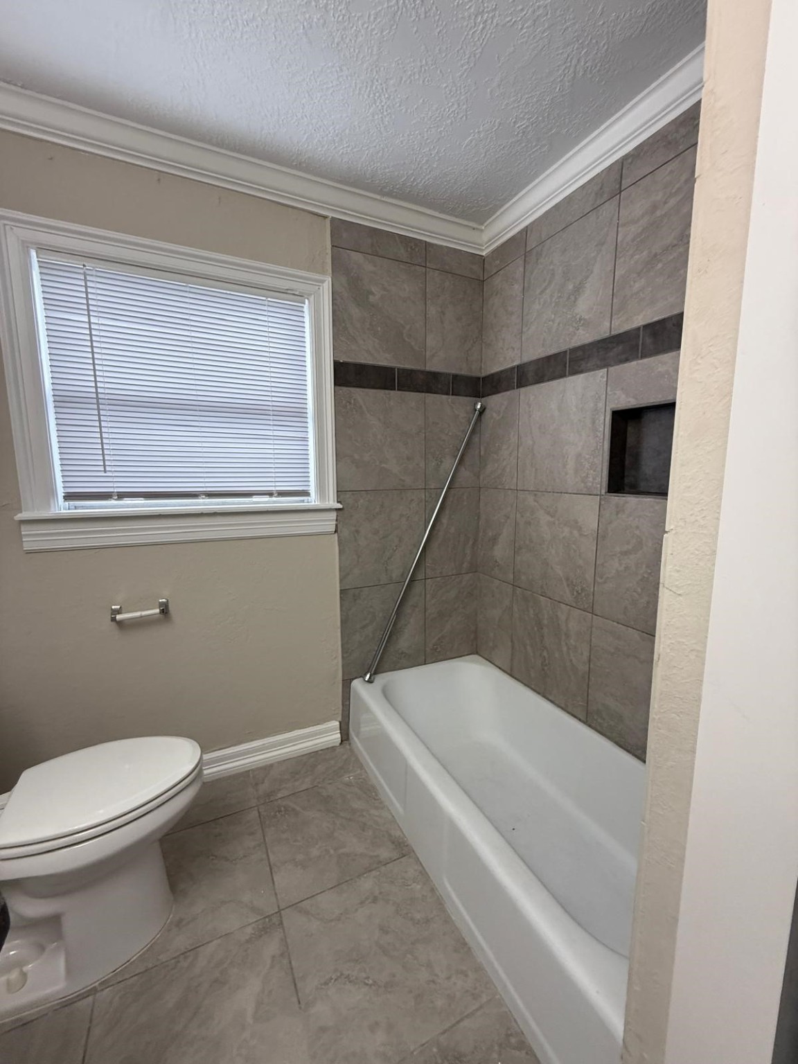 731 Columbia Street, Unit 1 Houston, TX 77007 - Photo 7 of 8 a white bath tub sitting next to a toilet