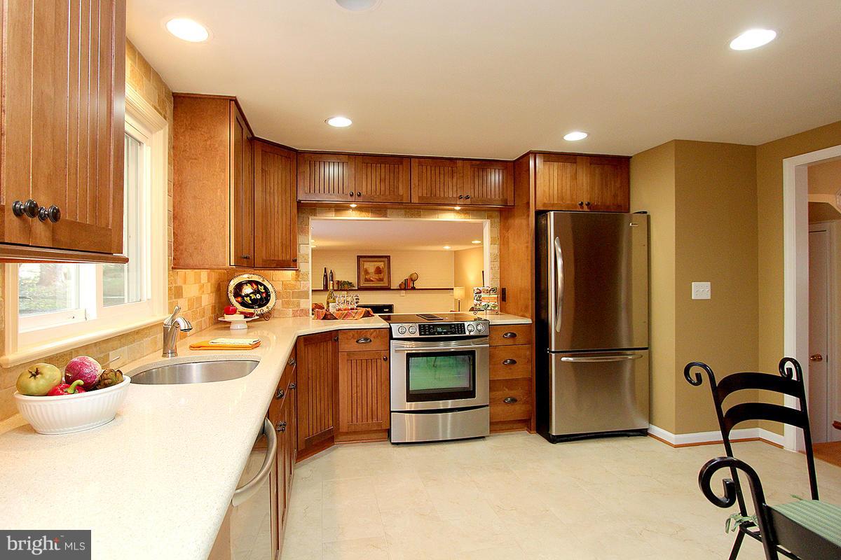 10633 Seneca Spring Way Gaithersburg, MD 20886 - Photo 12 of 30 View of kitchen from Dining room