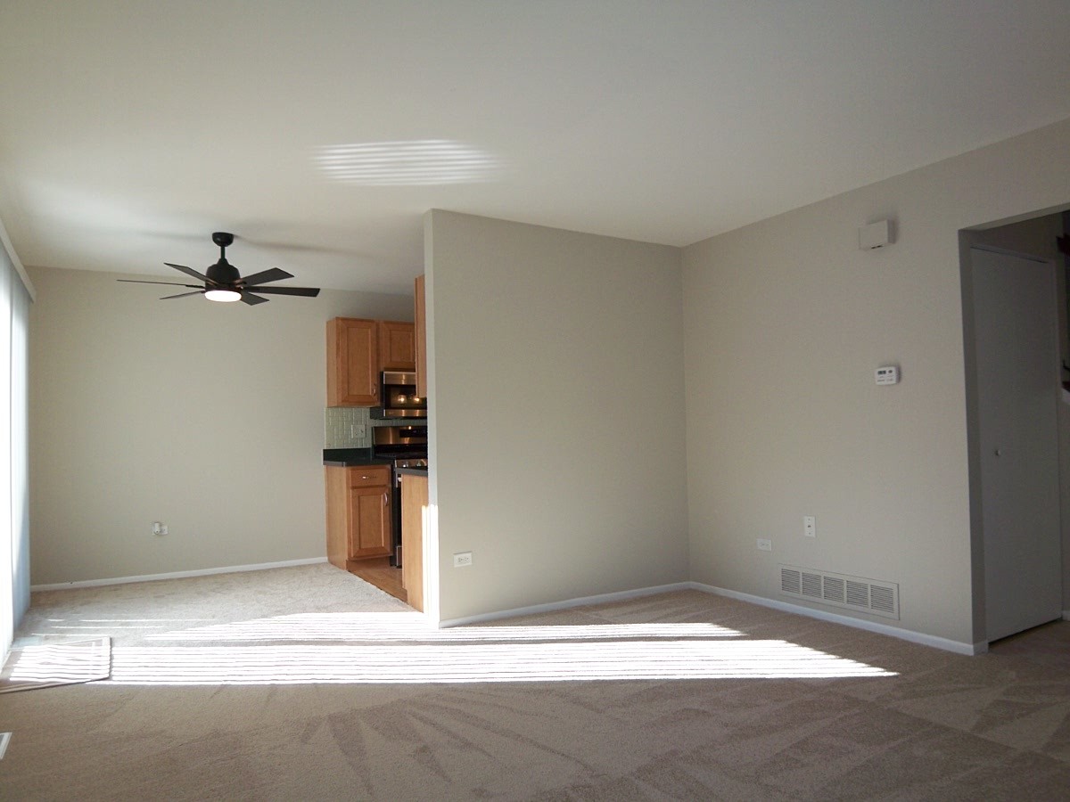 249 Nantucket Harbor Schaumburg, IL 60193 - Photo 6 of 26 a view of a livingroom with a kitchen
