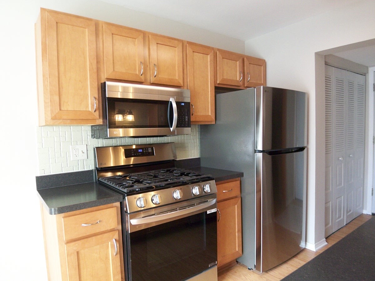 249 Nantucket Harbor Schaumburg, IL 60193 - Photo 8 of 26 a kitchen with a refrigerator stove and microwave