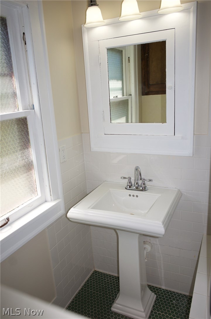 882 Cambridge Road Cleveland Heights, OH 44121 - Photo 14 of 20