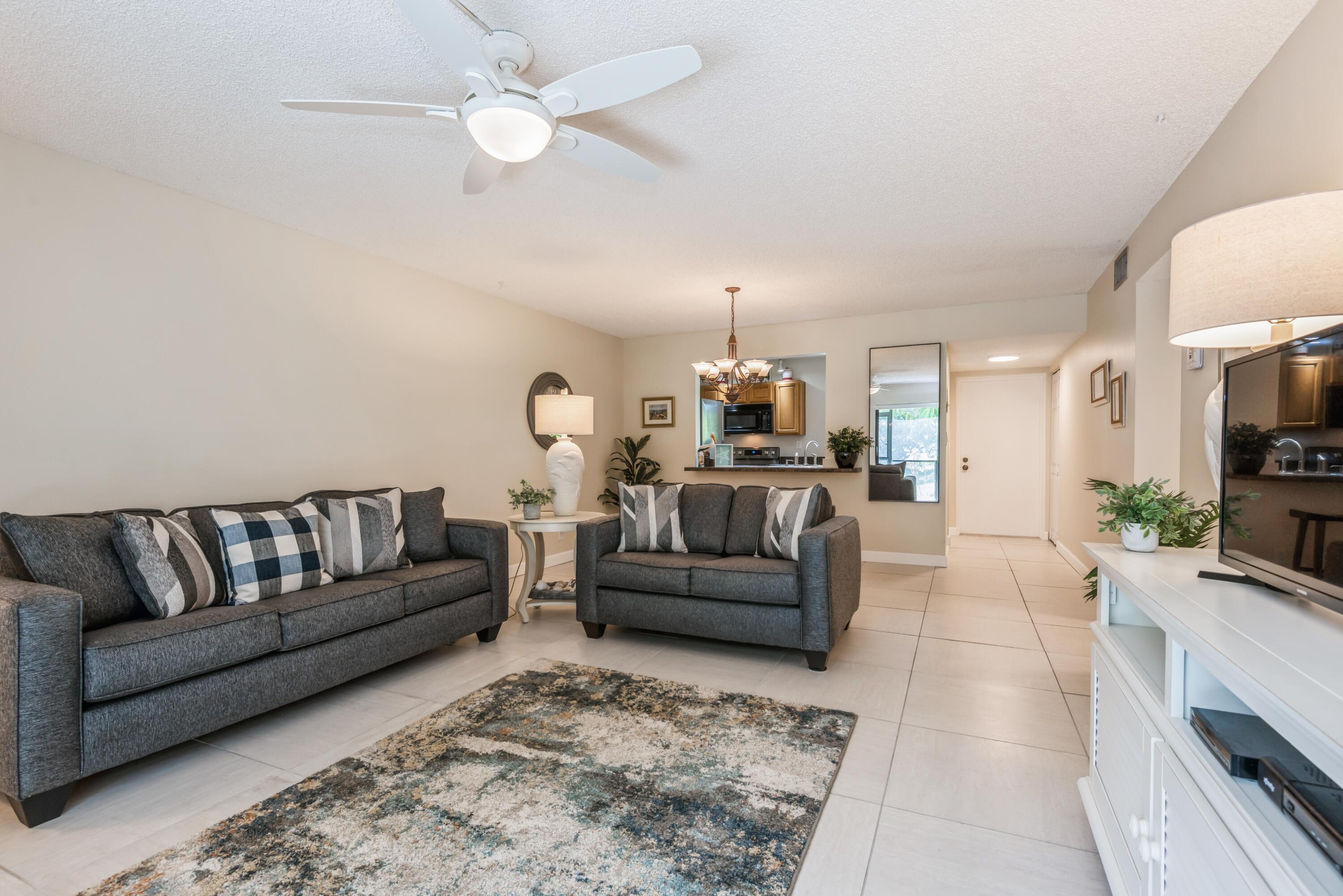 918 Southwest 9th St Circle, Unit 101 Boca Raton, FL 33486 - Photo 9 of 27 Living room