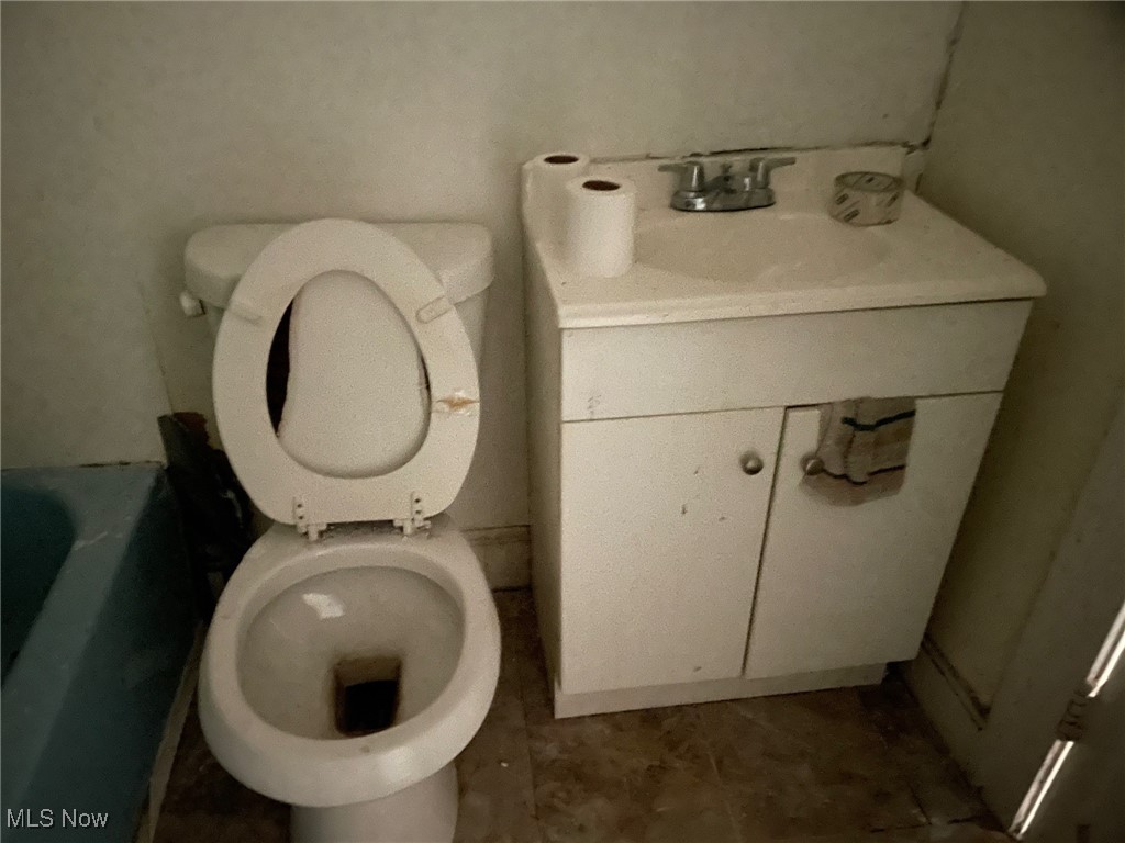 13428 Hartford Road Cleveland, OH 44112 - Photo 19 of 33 Down Unit Bathroom view 4