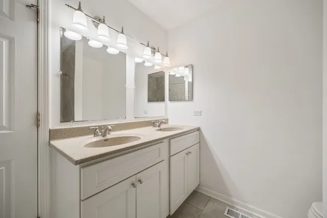 $3,150 | 380 North Walnut Lane, Schaumburg, IL 60107