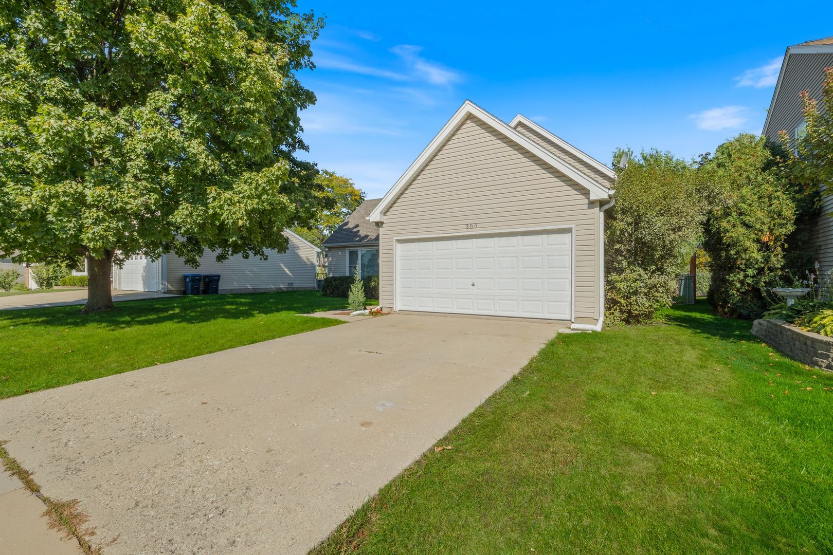 380 North Walnut Lane Schaumburg, IL 60107 - Photo 2 of 26