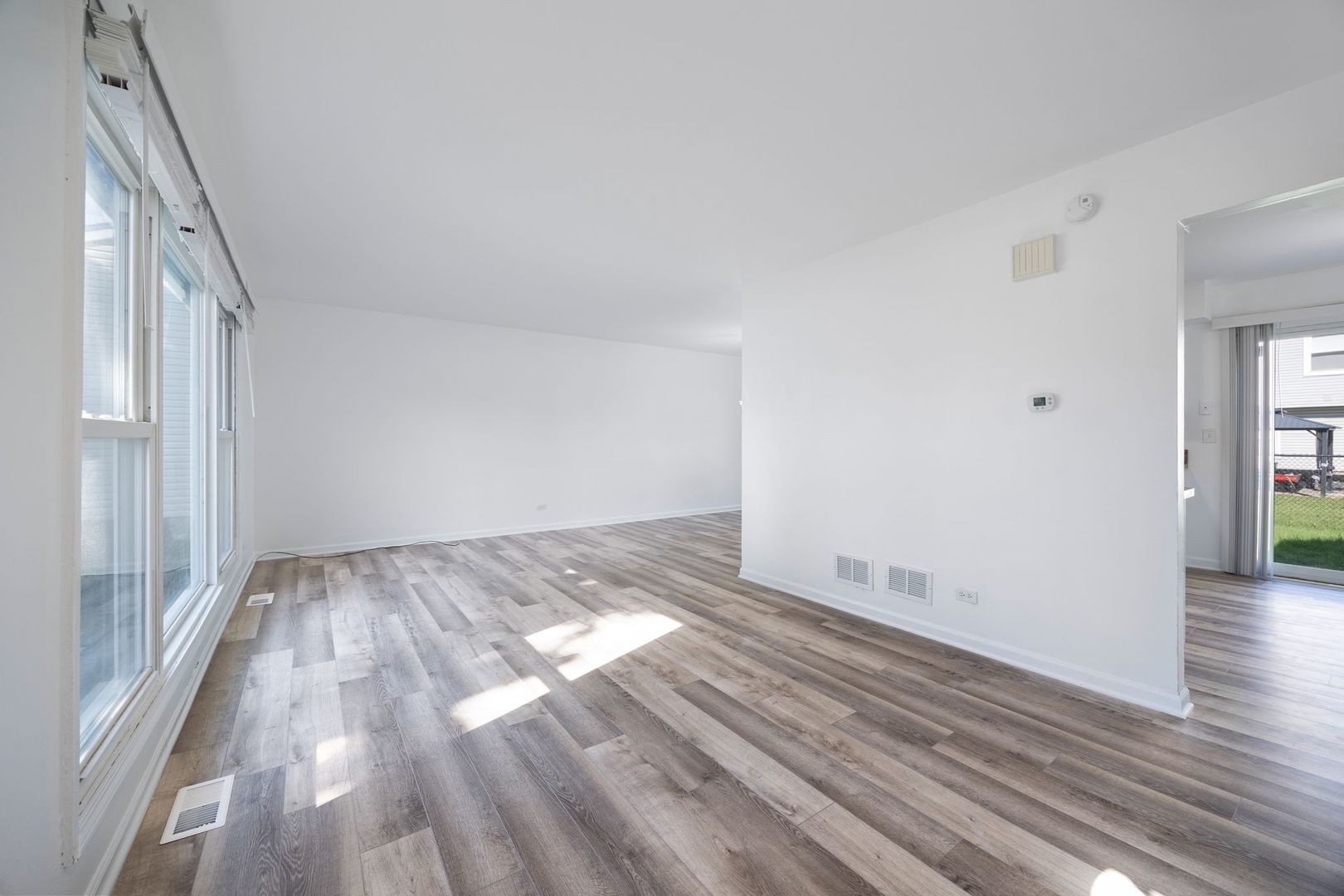 380 North Walnut Lane Schaumburg, IL 60107 - Photo 4 of 26