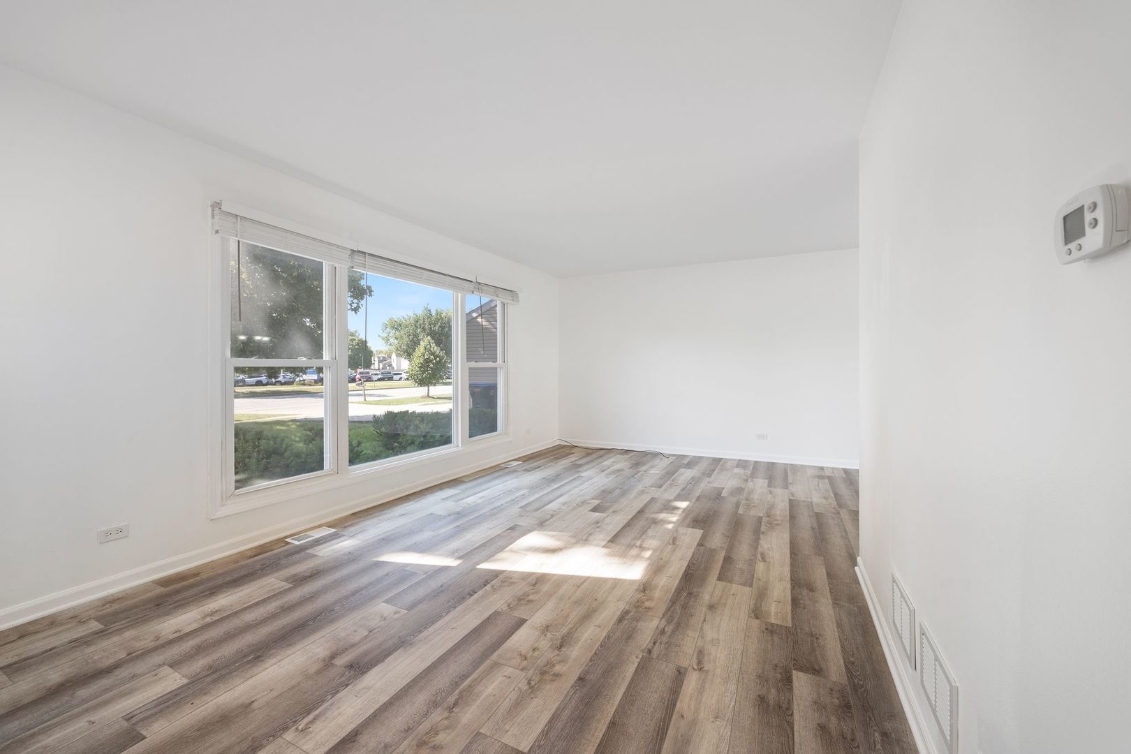 380 North Walnut Lane Schaumburg, IL 60107 - Photo 5 of 26