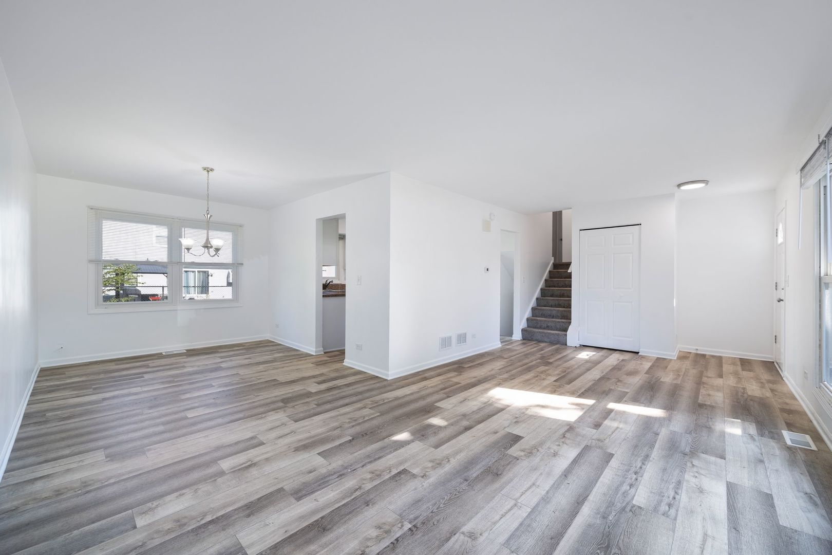 380 North Walnut Lane Schaumburg, IL 60107 - Photo 6 of 26