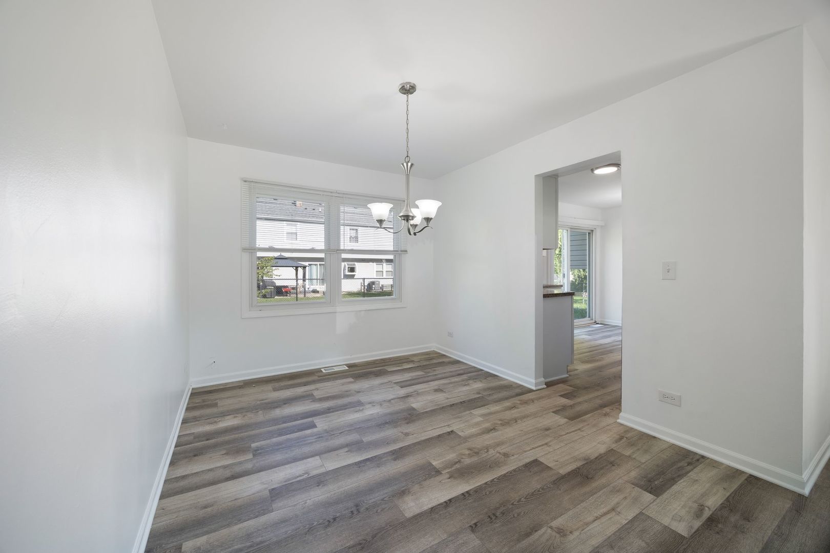 380 North Walnut Lane Schaumburg, IL 60107 - Photo 7 of 26