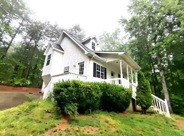 a view of a house with backyard and garden