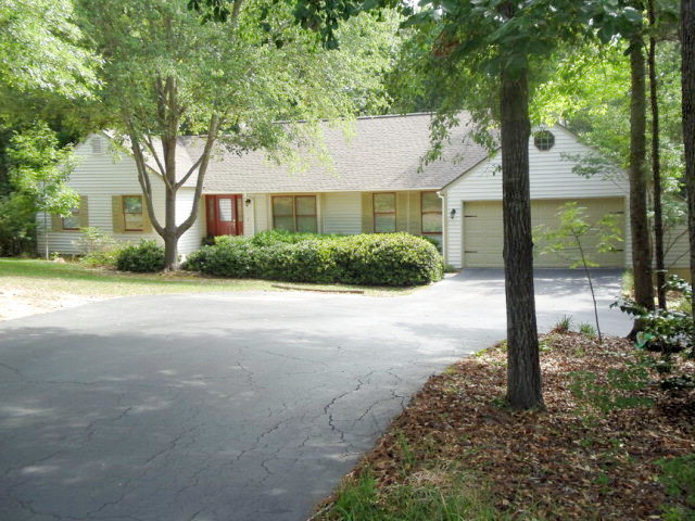 18 Woods Road Juliette, GA 31046 - Photo 1 of 1 a front view of a house with garden