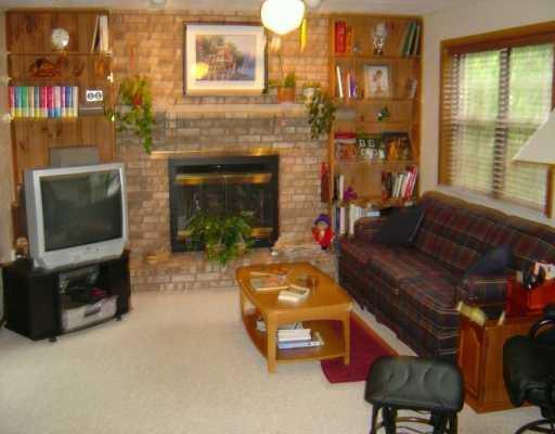 327 Inwood Road Pittsburgh, PA 15237 - Photo 2 of 8 Den/Family/Great Room.