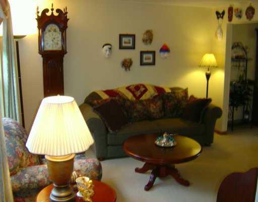 327 Inwood Road Pittsburgh, PA 15237 - Photo 5 of 8 Living Room.