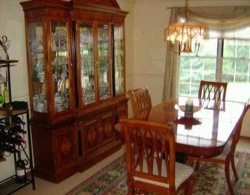 327 Inwood Road Pittsburgh, PA 15237 - Photo 6 of 8 Dining Room.