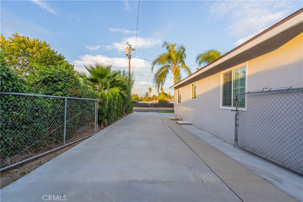 487 Jackson Street Colton, CA 92324 - Photo 41 of 47 Back house Driveway