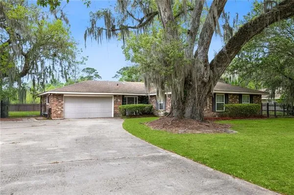 $525,000 | 230 Oak Lane, Mandeville, LA 70448