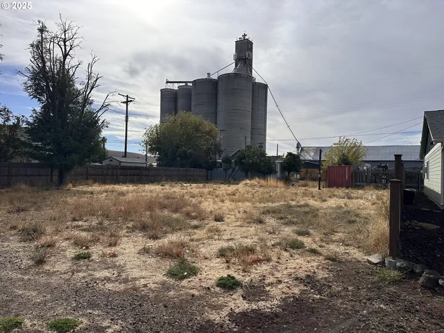 a view of a house with a dry yard