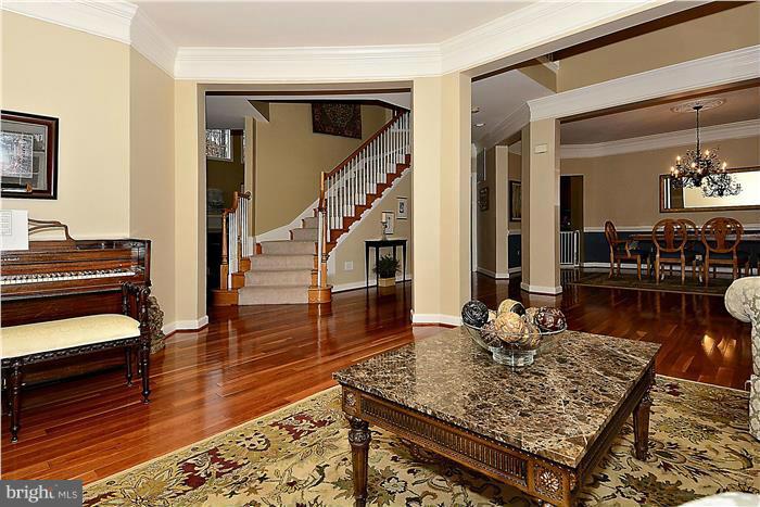 734 Pearson Point Annapolis, MD 21401 - Photo 14 of 30 Living Room