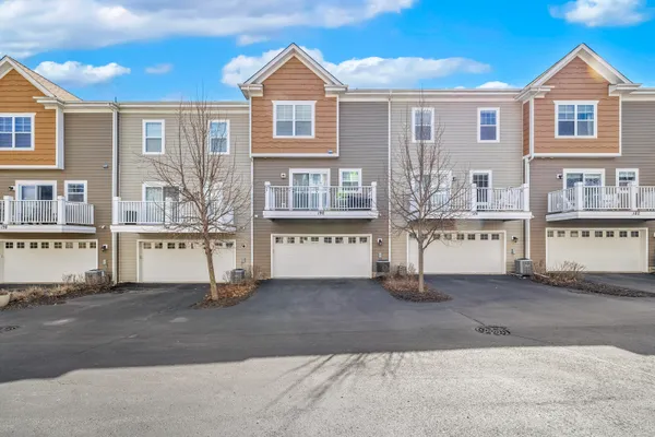 $869,000 | 190 3rd Avenue, Fontana, WI 53125