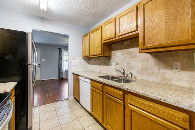 $1,325 | 10629 Royal Cavins Drive, Conroe, TX 77303