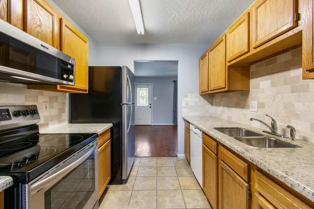 $1,325 | 10629 Royal Cavins Drive, Conroe, TX 77303