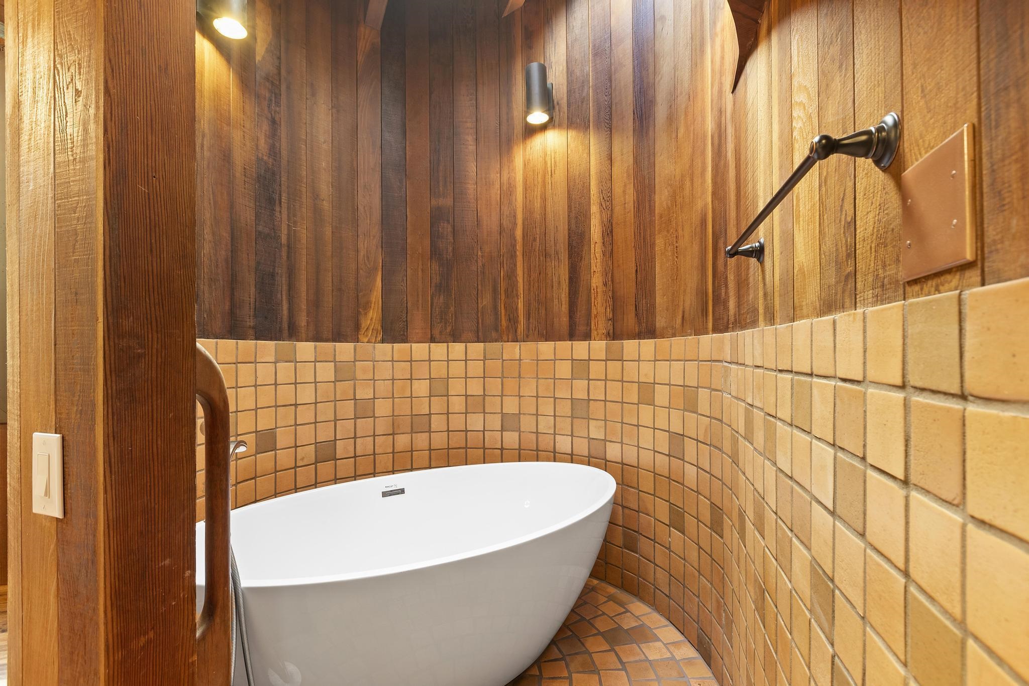 2450 Piiholo Road Makawao, HI 96768 - Photo 20 of 39 a bathroom with a bathtub and shower