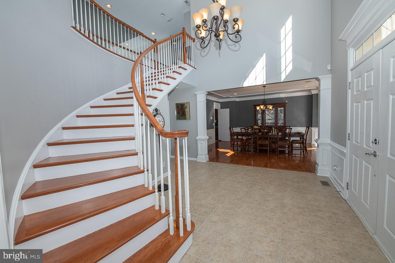 34 Hollow Drive Malvern, PA 19355 - Photo 3 of 54 Sweeping staircase