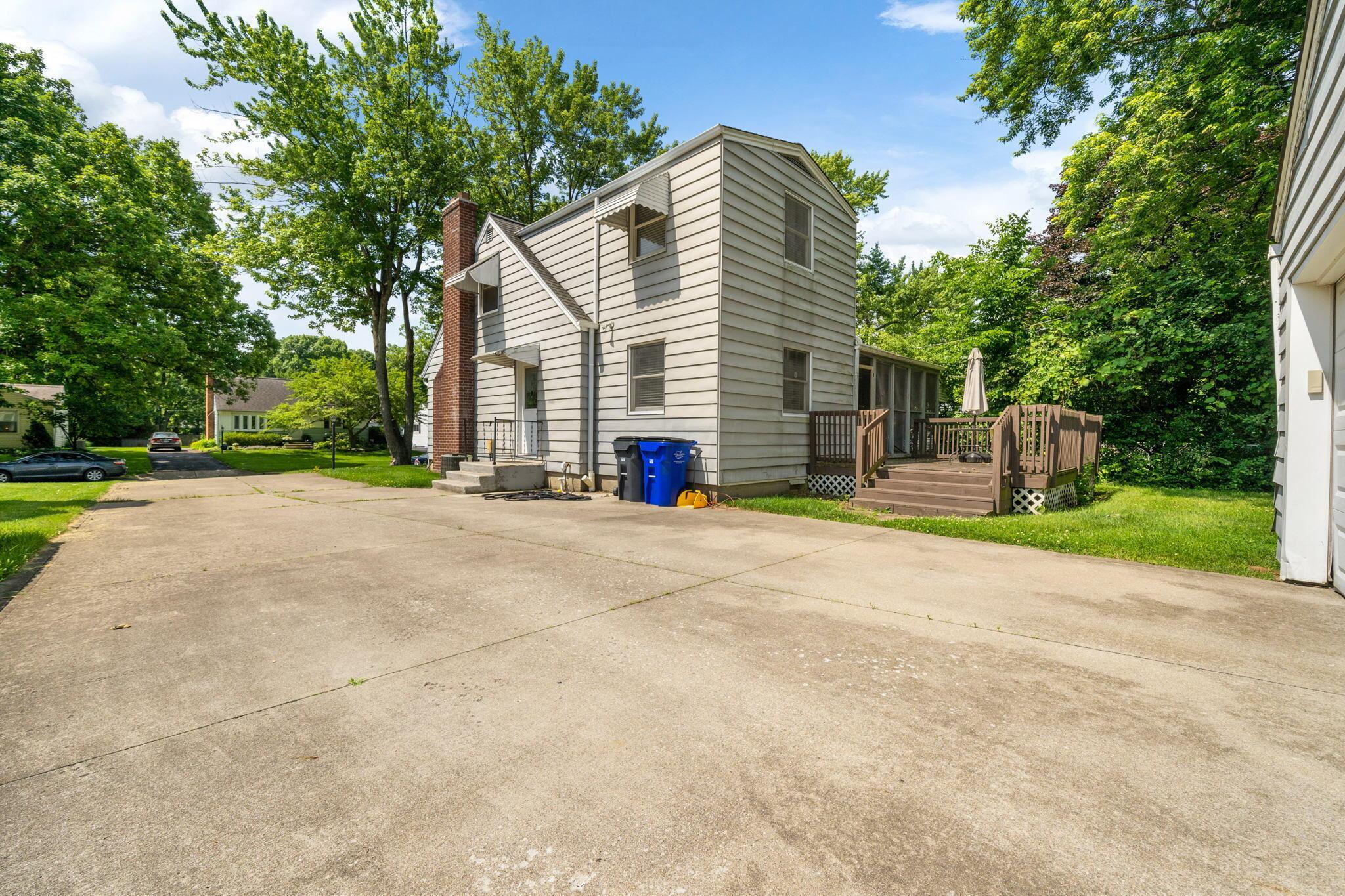 2580 Woodstock Road Columbus, OH 43221 - Photo 27 of 37 Deck/Yard