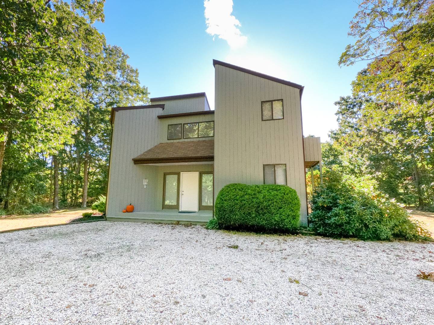 15 North Quarter Road Westhampton, NY 11977 - Photo 2 of 20 a front view of a house with garden