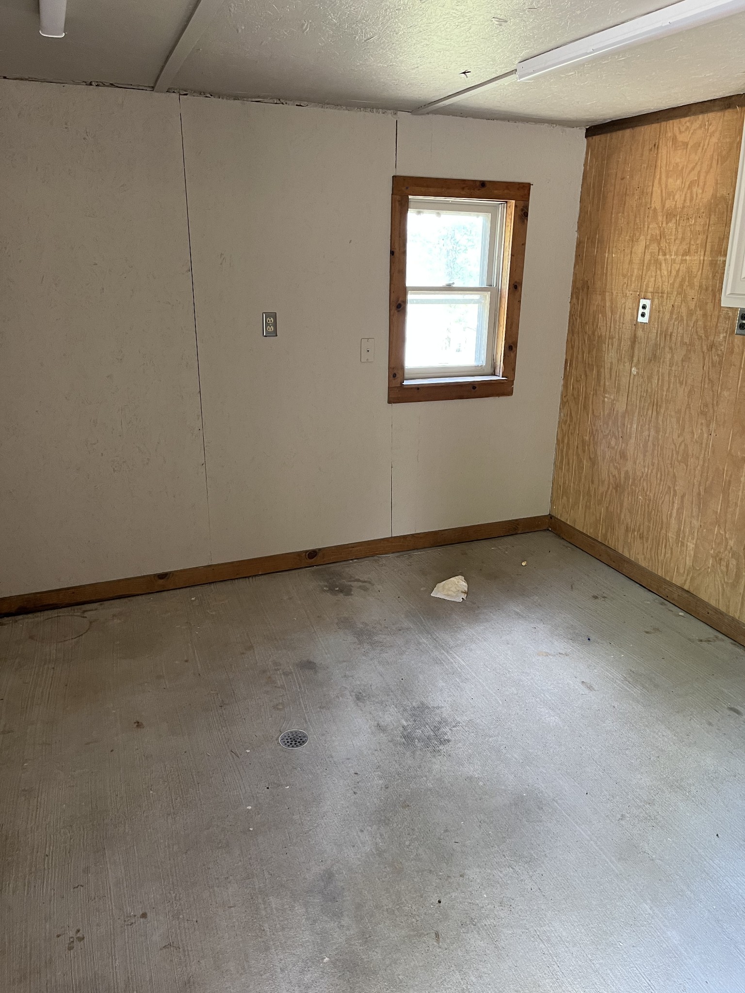 4650 Chicken Road Lebanon, TN 37090 - Photo 16 of 45 an empty room with a workbench
