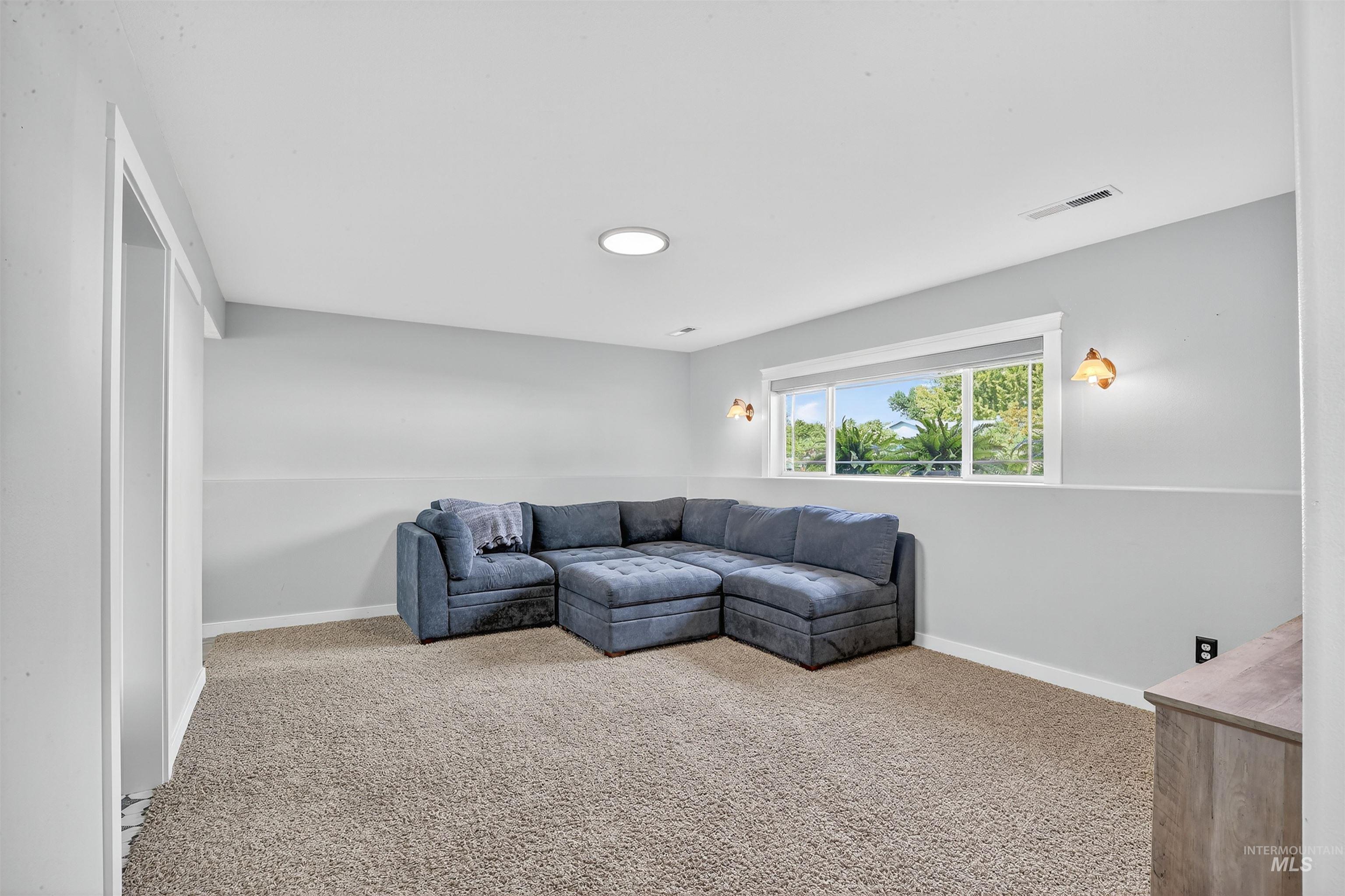 1810 Birch Drive Lewiston, ID 83501 - Photo 28 of 47 Living room featuring light carpet and baseboards