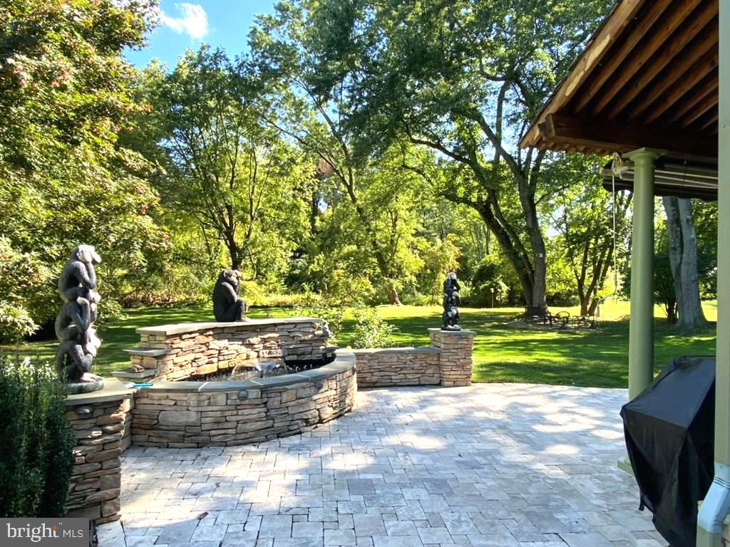 424 Red Coat Lane Wayne, PA 19087 - Photo 6 of 58 Custom fountain