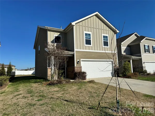 a view of a house with a backyard