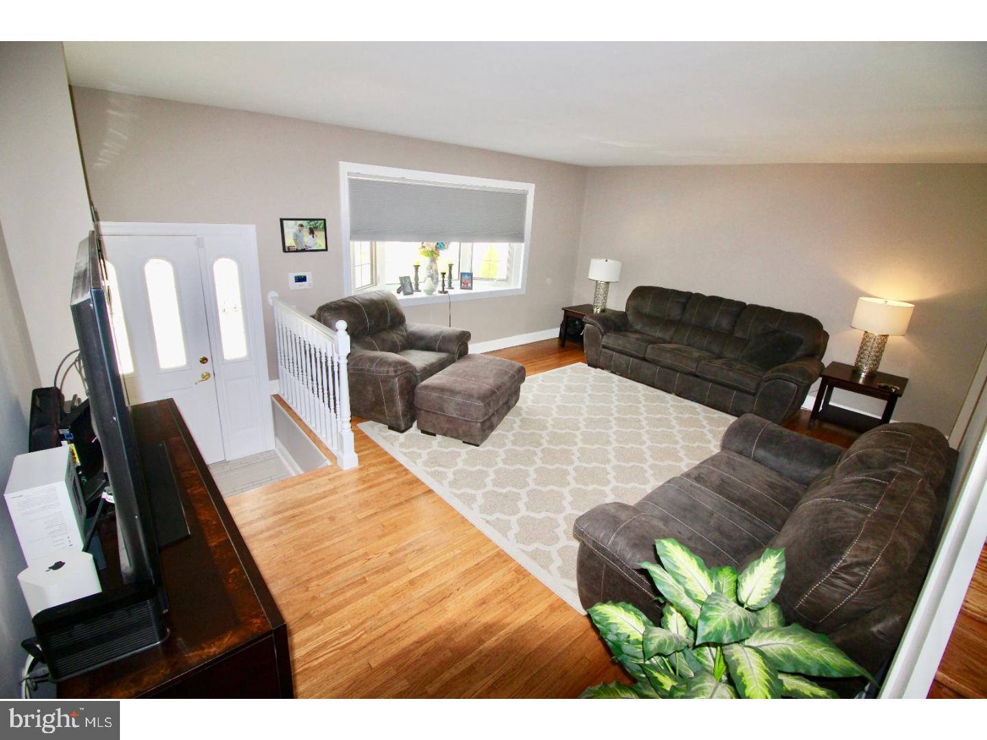 12513 Richton Road Philadelphia, PA 19154 - Photo 8 of 22 Living Room