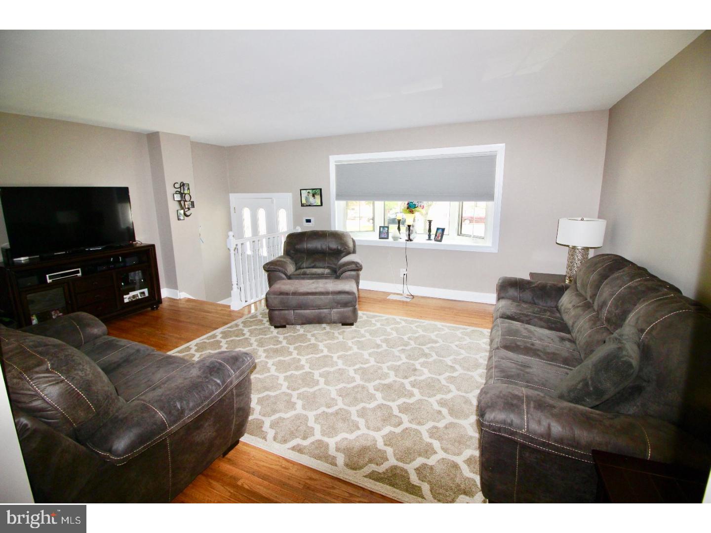 12513 Richton Road Philadelphia, PA 19154 - Photo 9 of 22 Living Room