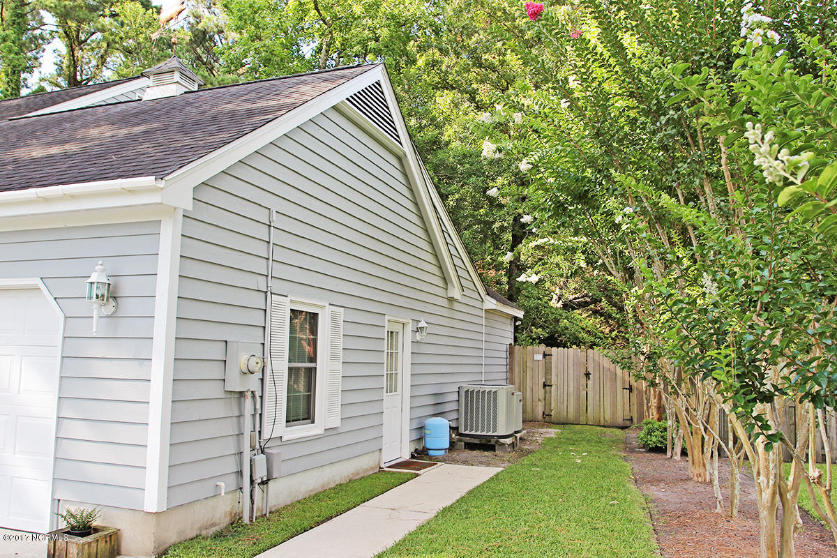 104 Olga Road Beaufort, NC 28516 - Photo 5 of 40 Right side by garage