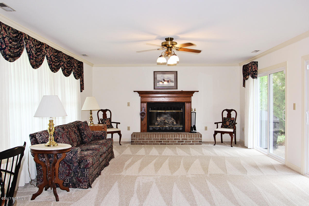 104 Olga Road Beaufort, NC 28516 - Photo 9 of 40 Large Living room