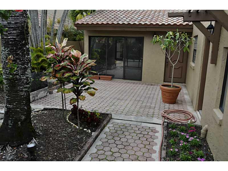 6592 Patio Lane, Unit 15 Boca Raton, FL 33433 - Photo 2 of 21 Exterior Front