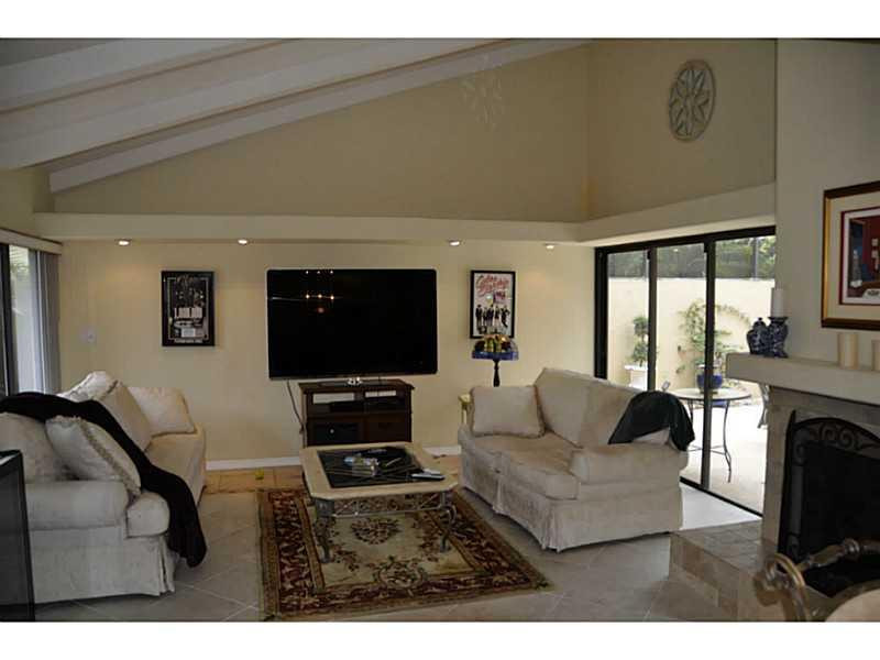 6592 Patio Lane, Unit 15 Boca Raton, FL 33433 - Photo 3 of 21 Living Room