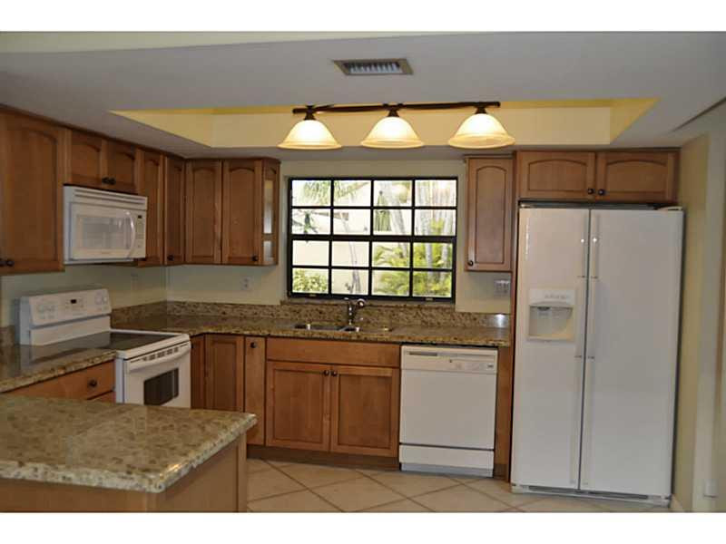 6592 Patio Lane, Unit 15 Boca Raton, FL 33433 - Photo 4 of 21 Kitchen