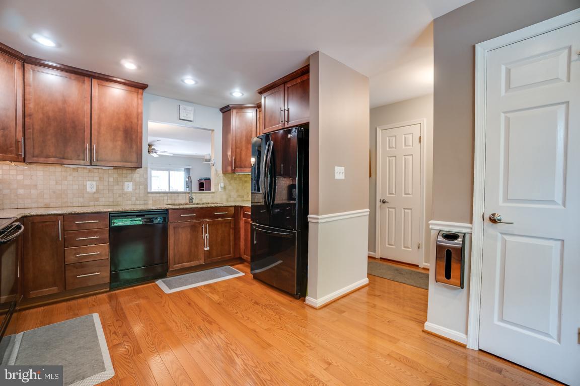 6067 Knights Ridge Way Alexandria, VA 22310 - Photo 12 of 39 a kitchen with stainless steel appliances granite countertop a refrigerator and a stove top oven