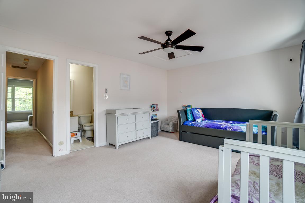 6067 Knights Ridge Way Alexandria, VA 22310 - Photo 20 of 39 a living room with furniture and a flat screen tv
