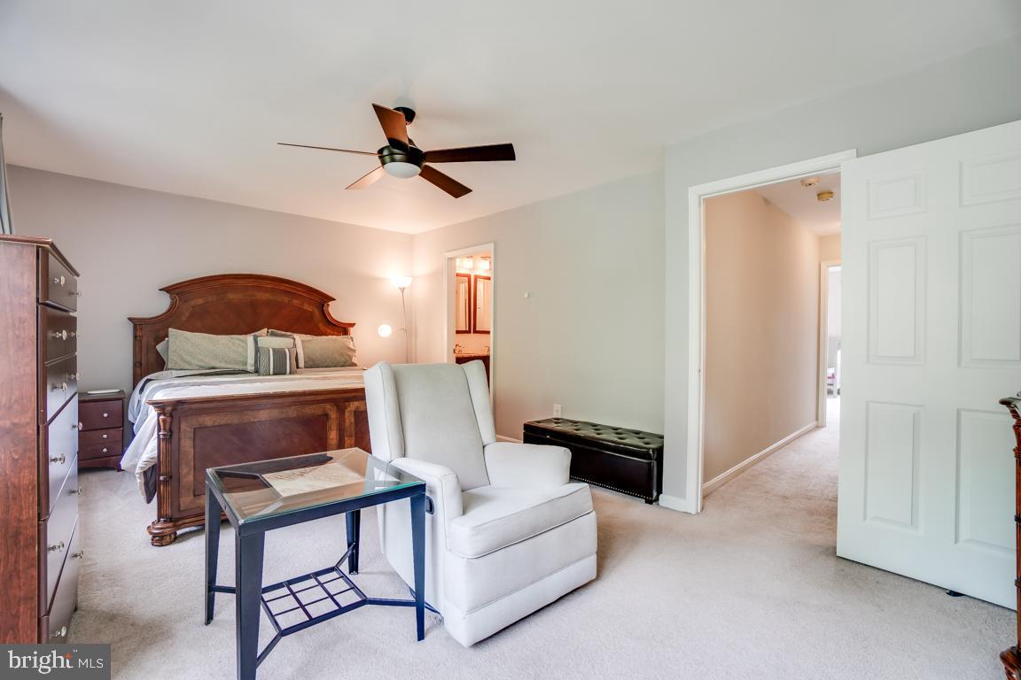 6067 Knights Ridge Way Alexandria, VA 22310 - Photo 27 of 39 a living room with furniture and a ceiling fan