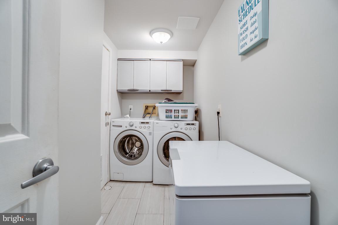 6067 Knights Ridge Way Alexandria, VA 22310 - Photo 35 of 39 a utility room with dryer and washer