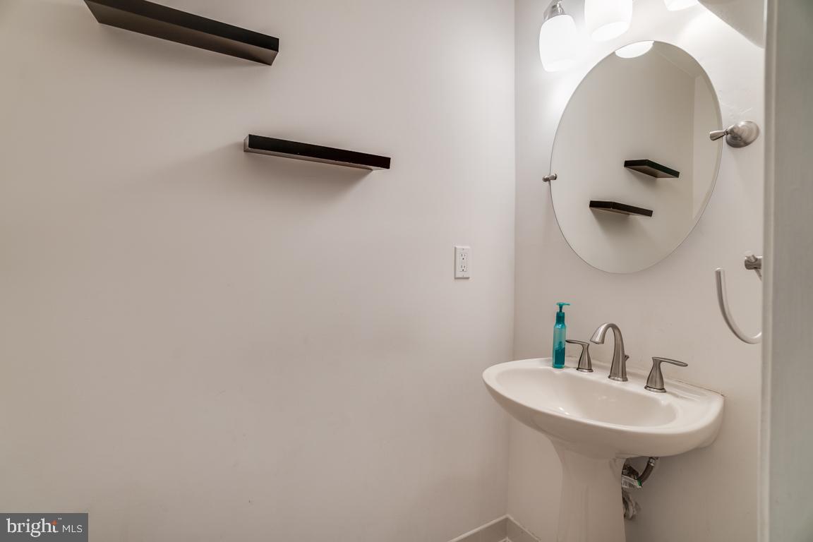 6067 Knights Ridge Way Alexandria, VA 22310 - Photo 7 of 39 a bathroom with a sink and mirror