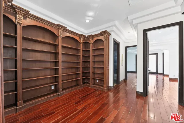 a view of an entryway with a workspace