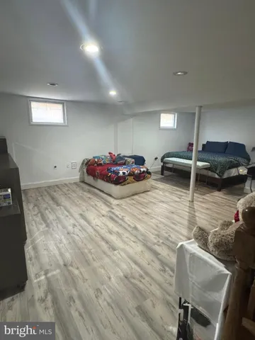 a view of a house with backyard and trees